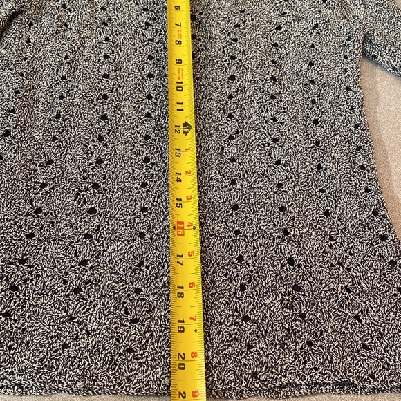 Easy Spirit - crochet 3/4 sleeve, v-neck top. Size S - Picture 6 of 7